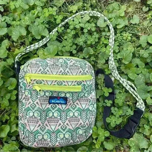 Kavu keepalong owl print crossbody rope bag in green and pink